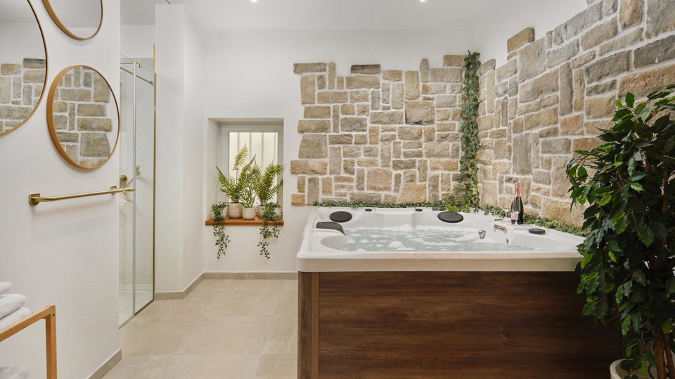 Einzigartiges luxuri&ouml;ses Haus in erster Meereslinie im Herzen von Ka&scaron;tel Novi&excl;