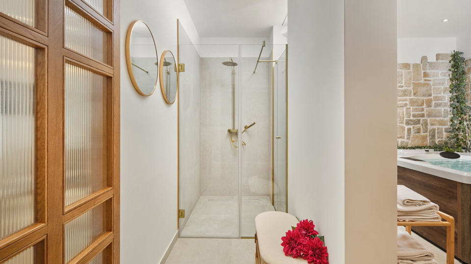 Einzigartiges luxuri&ouml;ses Haus in erster Meereslinie im Herzen von Ka&scaron;tel Novi&excl;