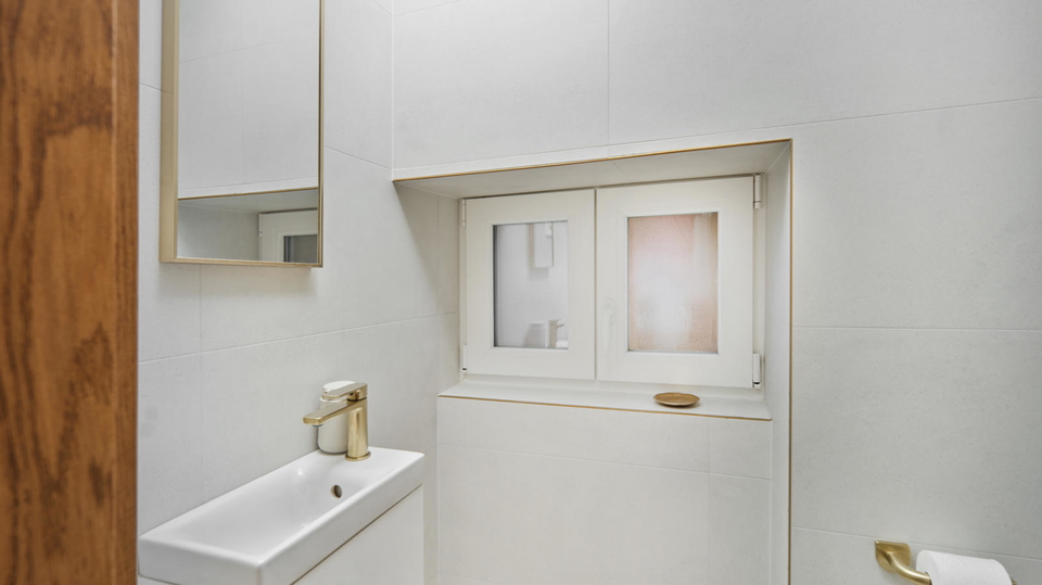 Einzigartiges luxuri&ouml;ses Haus in erster Meereslinie im Herzen von Ka&scaron;tel Novi&excl;