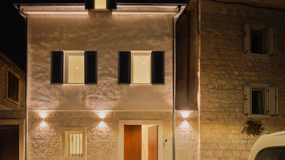 Einzigartiges luxuri&ouml;ses Haus in erster Meereslinie im Herzen von Ka&scaron;tel Novi&excl;