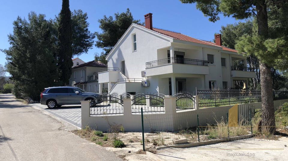 Atraktivan stan s vrtom samo 100 m od plaže – Supetar, otok Brač!