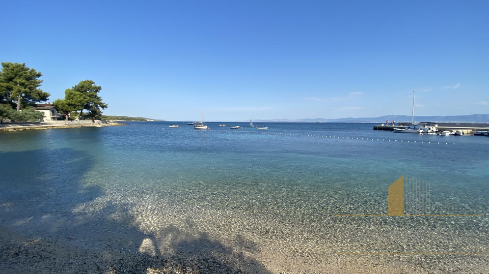 Atraktivan stan s vrtom samo 100 m od plaže – Supetar, otok Brač!
