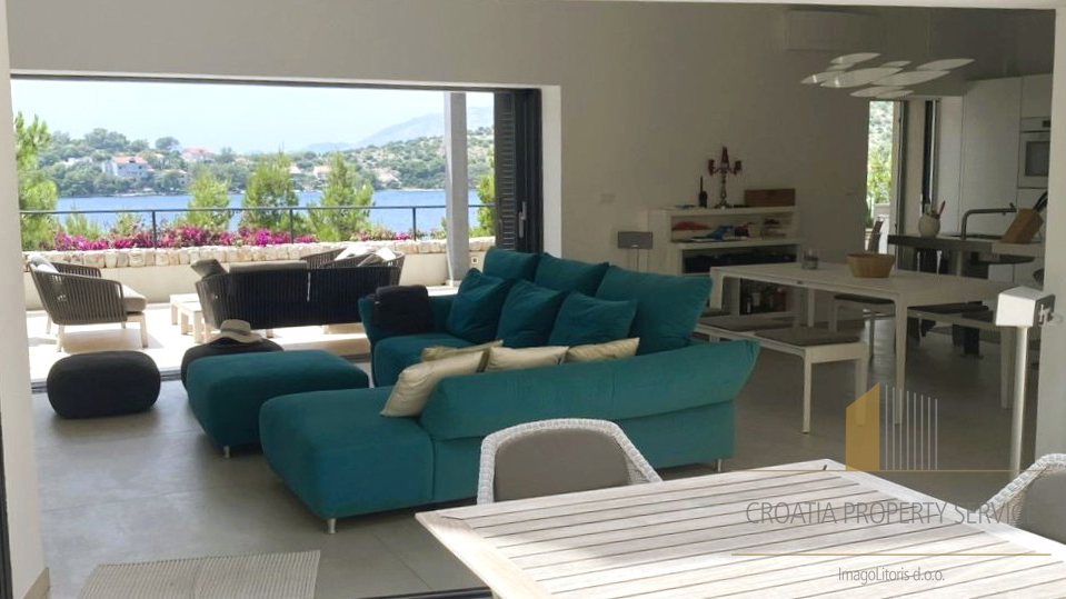 Lastovo - luksuzna vila uz more s bazenom, garažom, terasama i pontonom za brod!