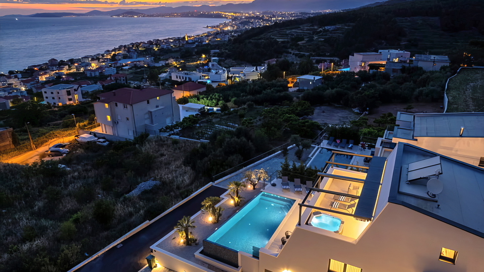 Luxury villa with panoramic sea views near Split&excl;
