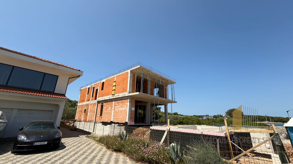 Neue moderne Villa mit Pool in erster Reihe am Meer auf der Insel Murter!