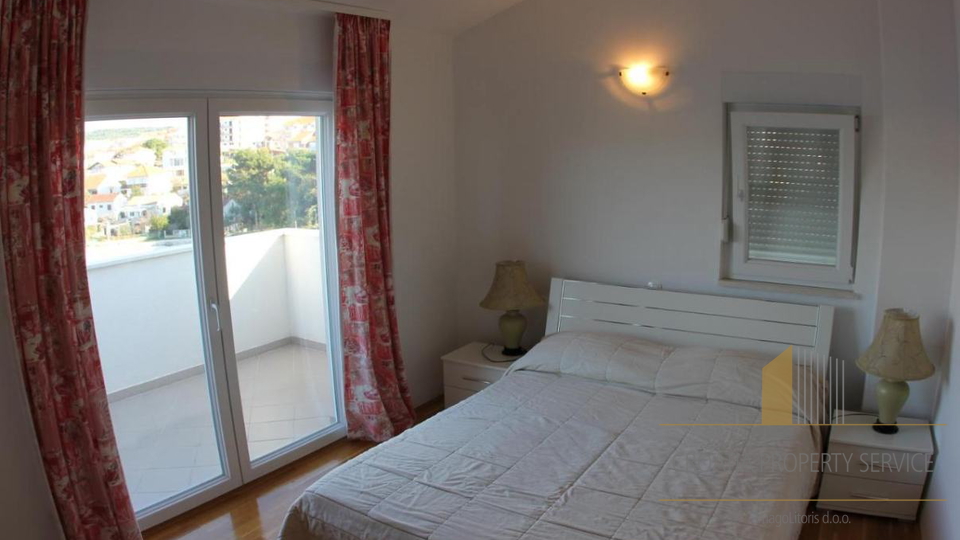Two-bedroom apartment in an exclusive location by the beach - Okrug Gornji, Čiovo!