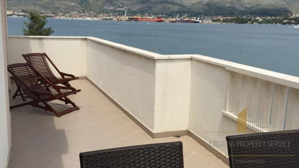 Two-bedroom apartment in an exclusive location by the beach - Okrug Gornji, Čiovo!