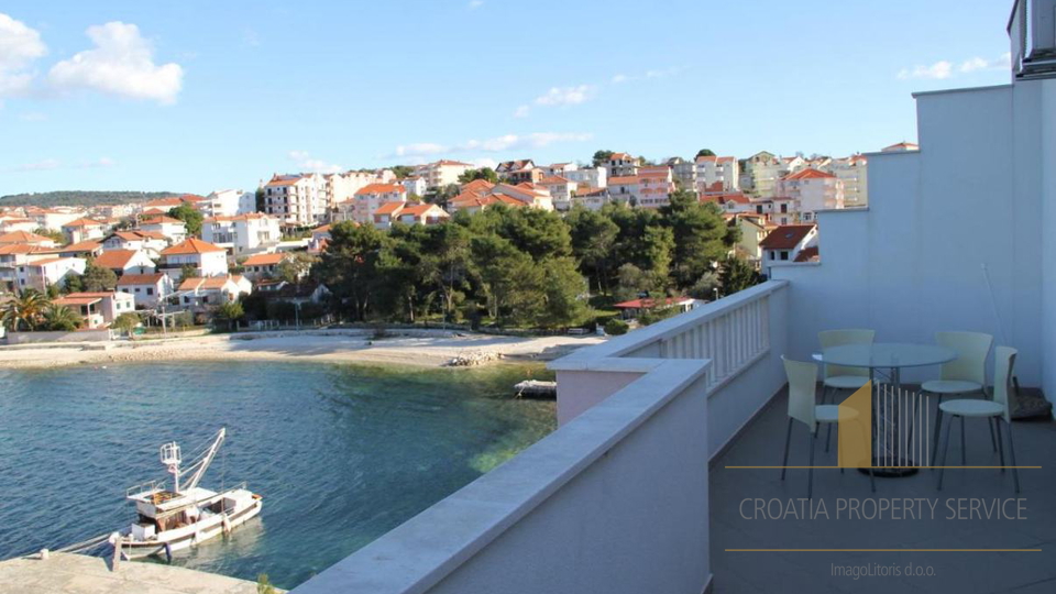Two-bedroom apartment in an exclusive location by the beach - Okrug Gornji, Čiovo!