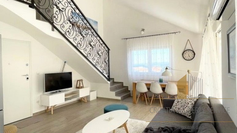 Beautiful three-room duplex apartment with a sea view – Šolta, Stomorska!