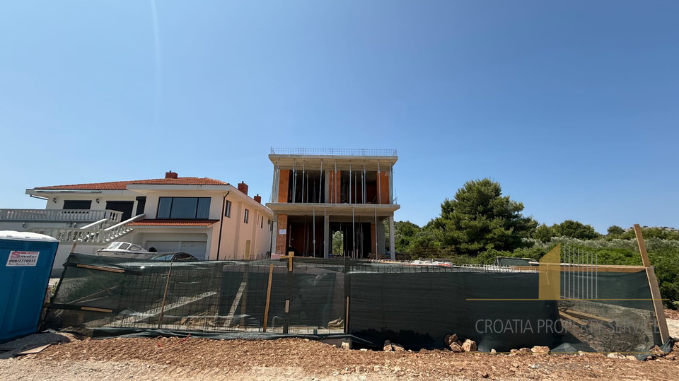 Neue moderne Villa mit Pool in erster Reihe am Meer auf der Insel Murter!