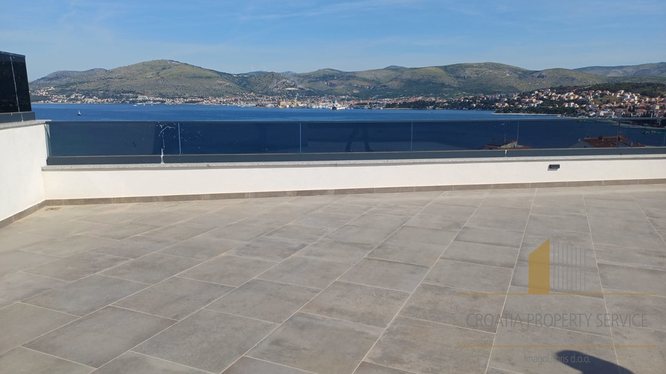 Luxury penthouse with a rooftop terrace 240 meters from the beach on the island of Čiovo!