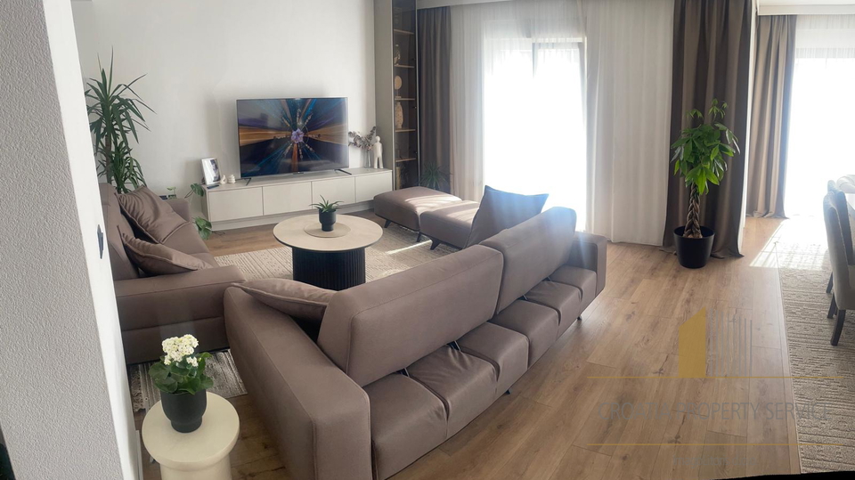 Luxuriöse moderne Villa in ruhiger Lage, nahe dem Meer und dem Flughafen – Kaštel Novi!