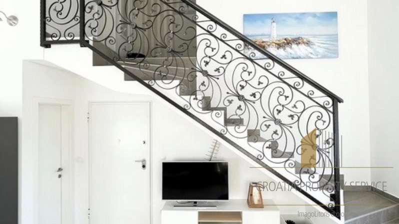 Beautiful three-room duplex apartment with a sea view – Šolta, Stomorska!
