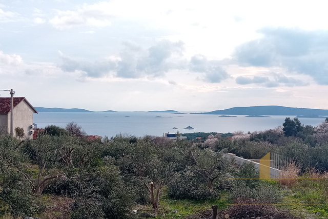 Izvrsna prilika za investiciju: Građevinsko zemljište s pogledom na more u okolici Trogira!