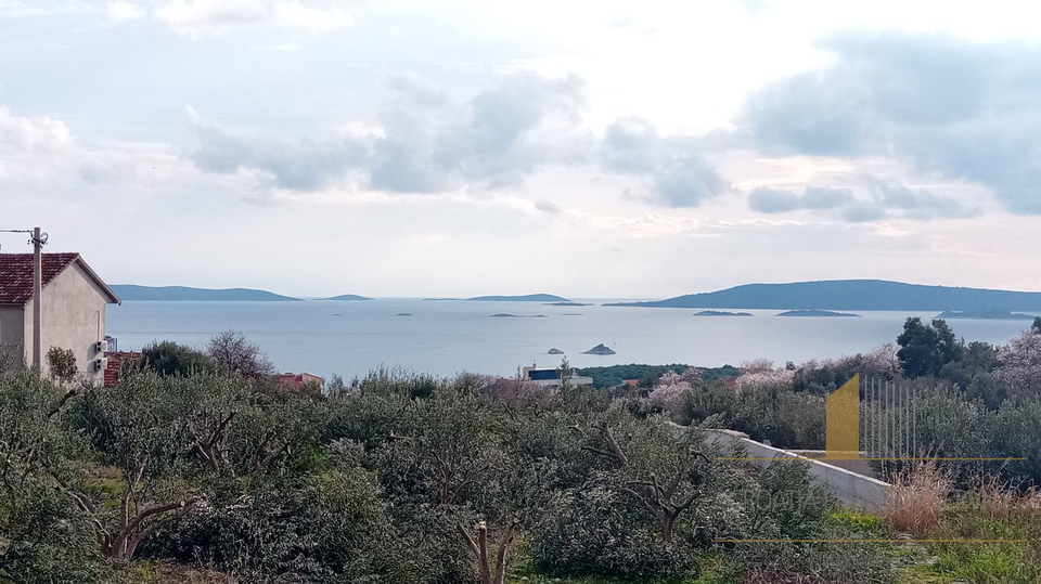 Izvrsna prilika za investiciju: Građevinsko zemljište s pogledom na more u okolici Trogira!