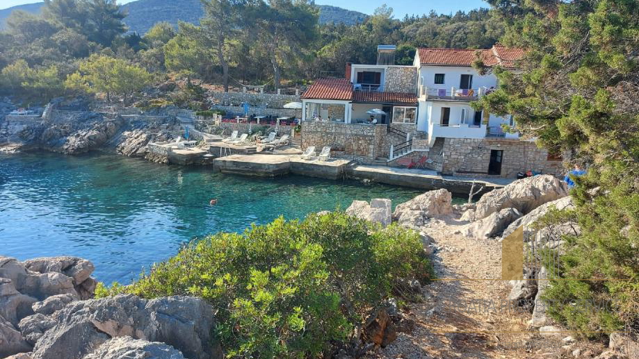 Exceptional building land by the sea in Hvar – Ideal for tourist development!