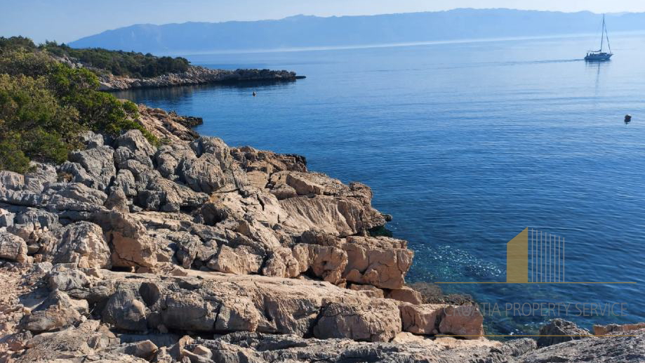 Exceptional building land by the sea in Hvar – Ideal for tourist development!