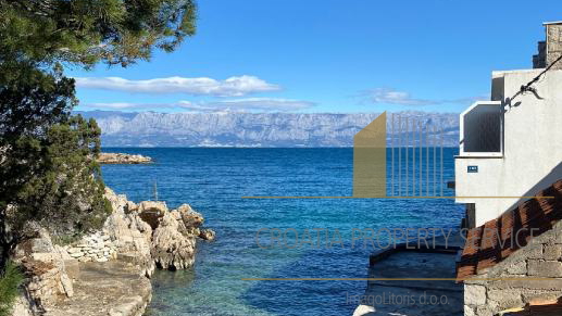 Exceptional building land by the sea in Hvar – Ideal for tourist development!