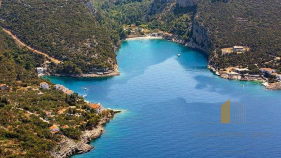 Exceptional building land by the sea in Hvar – Ideal for tourist development!