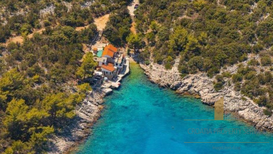 Exceptional building land by the sea in Hvar – Ideal for tourist development!
