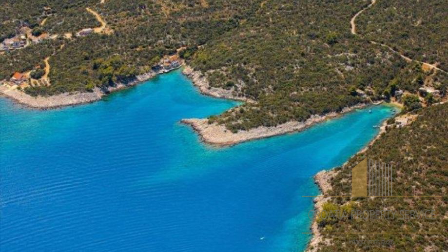 Exceptional building land by the sea in Hvar – Ideal for tourist development!