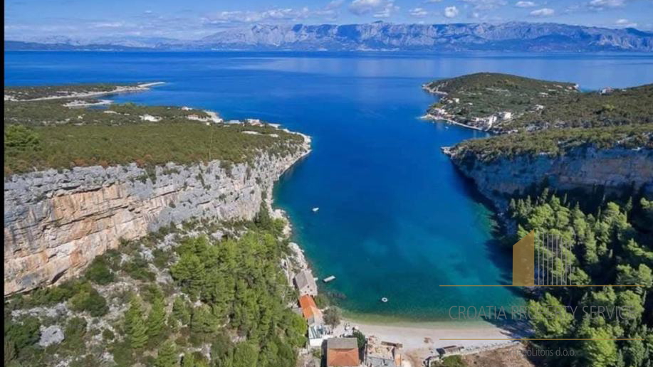Exceptional building land by the sea in Hvar – Ideal for tourist development!