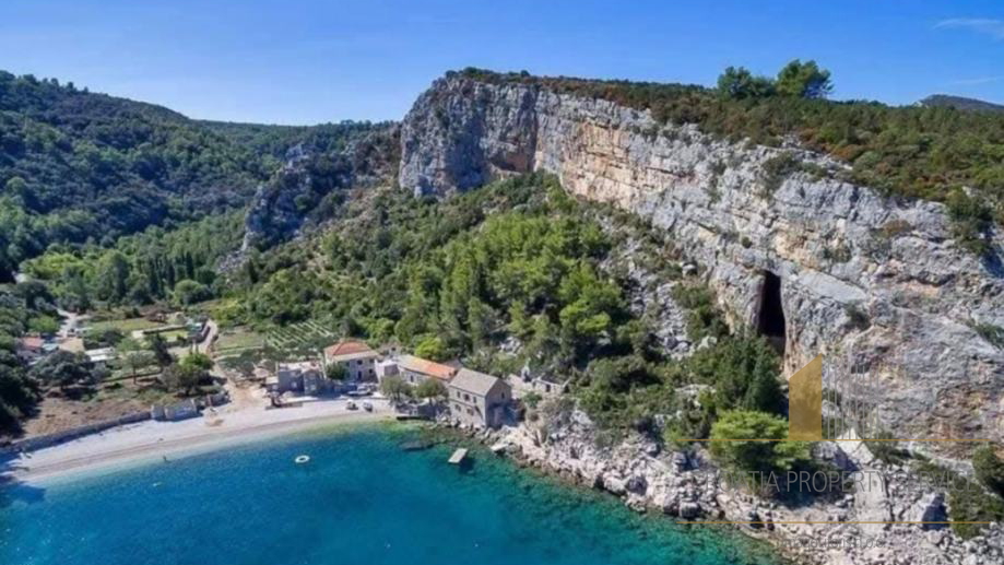 Exceptional building land by the sea in Hvar – Ideal for tourist development!