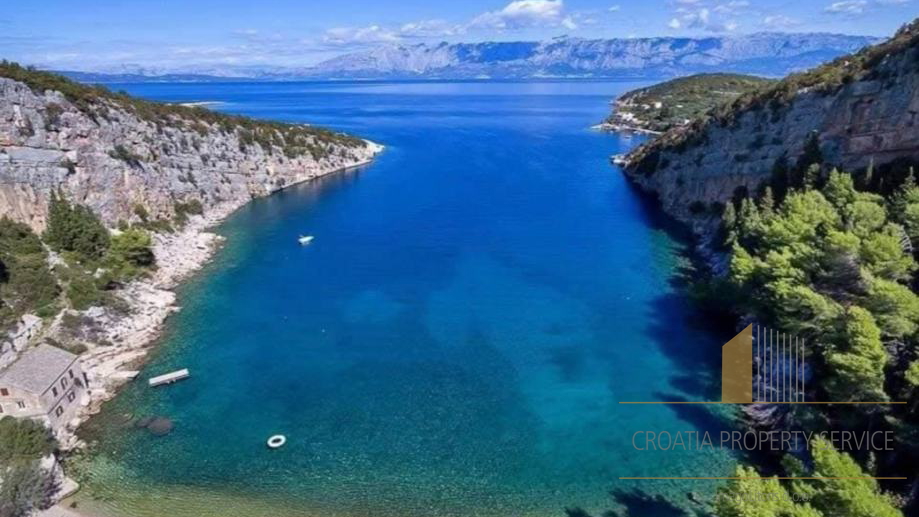 Exceptional building land by the sea in Hvar – Ideal for tourist development!