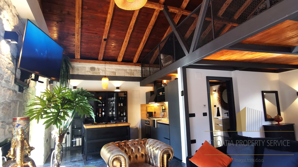Bellissima casa in pietra in posizione attraente a 50 m dal mare nei dintorni di Spalato!