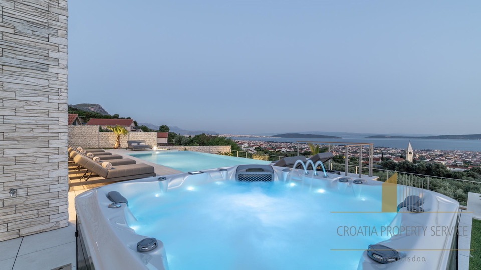 Luksuzna vila s panoramskim pogledom na more u okolici Splita!