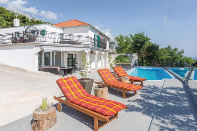 Elegantna dvojna hiša z bazenom v Brelih – le 250 m od morja in čudovitih plaž!