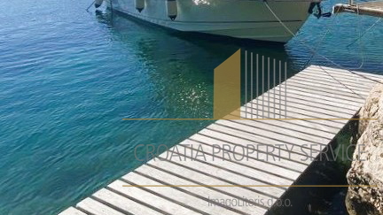 Lastovo - luksuzna vila uz more s bazenom, garažom, terasama i pontonom za brod!
