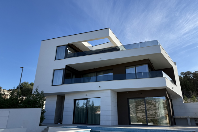 Luksuzna vila s prekrasnim pogledom na more u okolici Rogoznice!