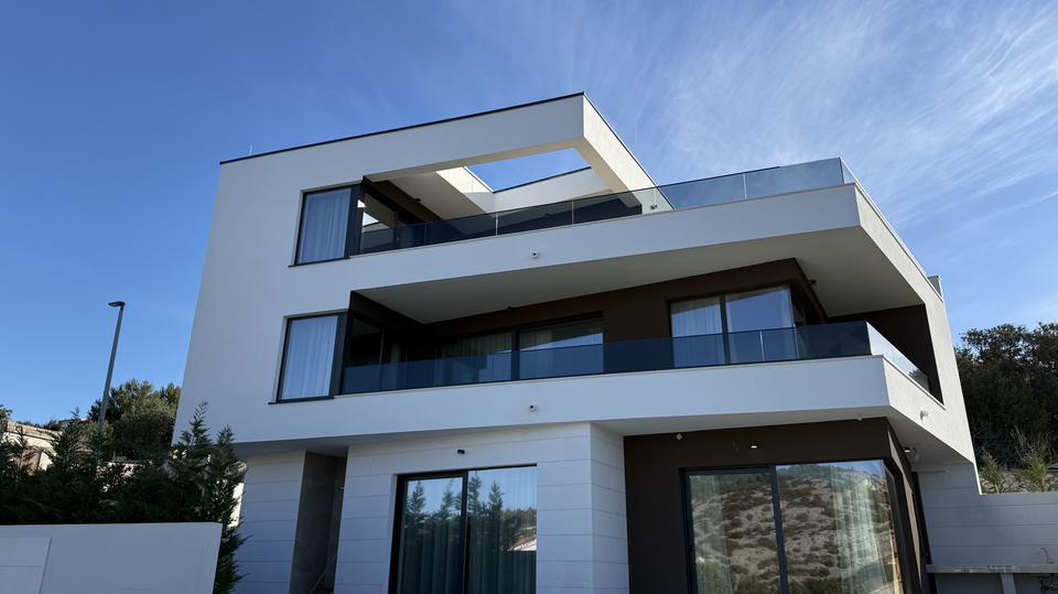 Luxusvilla mit wundersch&ouml;nem Meerblick in der N&auml;he von Rogoznica&excl;