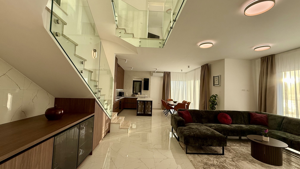 Luxusvilla mit wundersch&ouml;nem Meerblick in der N&auml;he von Rogoznica&excl;