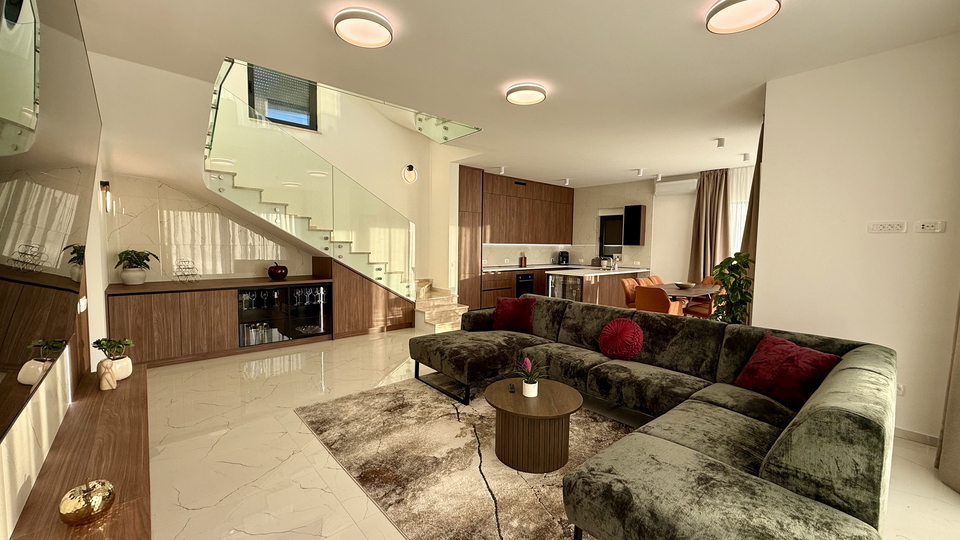 Luxusvilla mit wundersch&ouml;nem Meerblick in der N&auml;he von Rogoznica&excl;