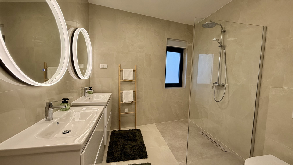 Luxusvilla mit wundersch&ouml;nem Meerblick in der N&auml;he von Rogoznica&excl;