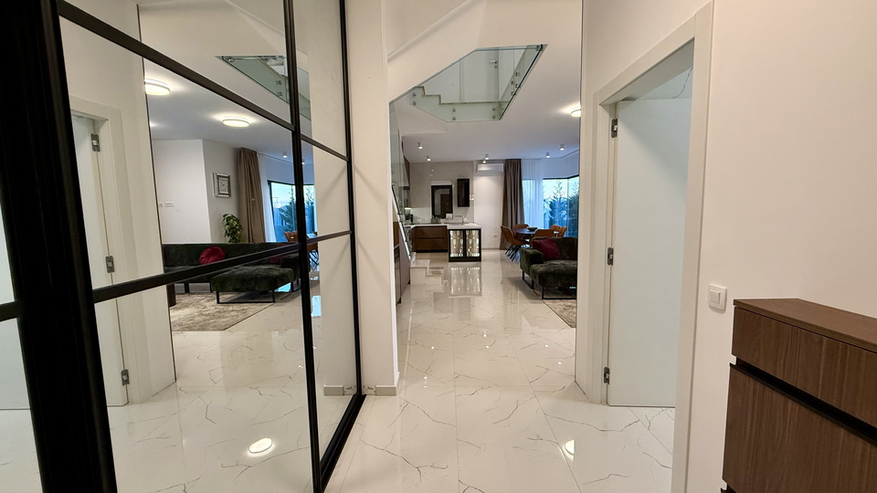 Luxusvilla mit wundersch&ouml;nem Meerblick in der N&auml;he von Rogoznica&excl;