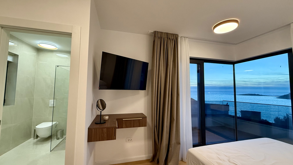 Luxusvilla mit wundersch&ouml;nem Meerblick in der N&auml;he von Rogoznica&excl;