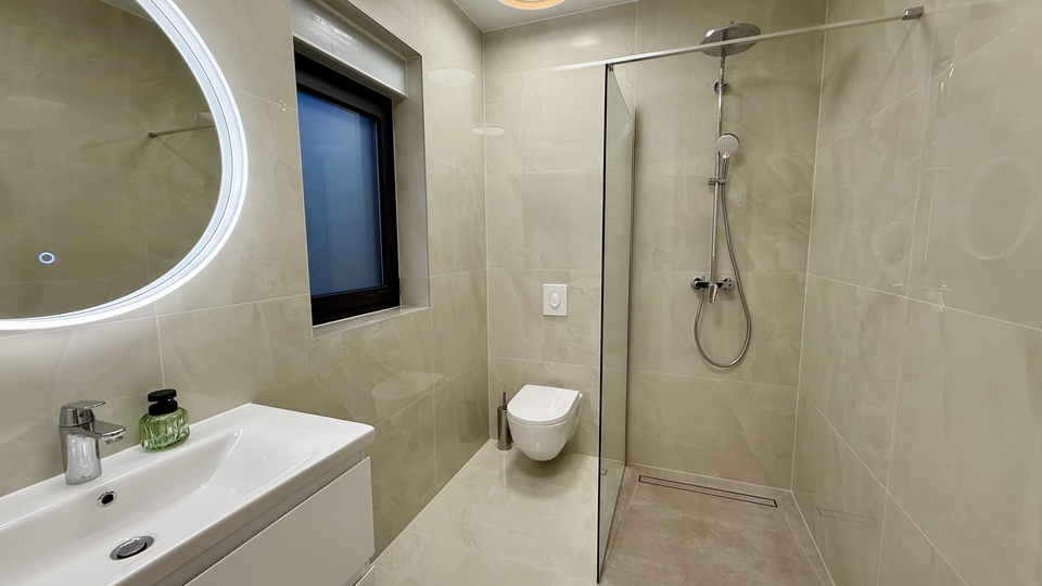 Luxusvilla mit wundersch&ouml;nem Meerblick in der N&auml;he von Rogoznica&excl;