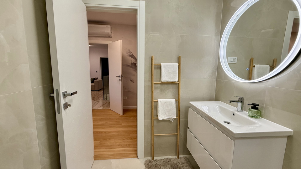 Luxusvilla mit wundersch&ouml;nem Meerblick in der N&auml;he von Rogoznica&excl;