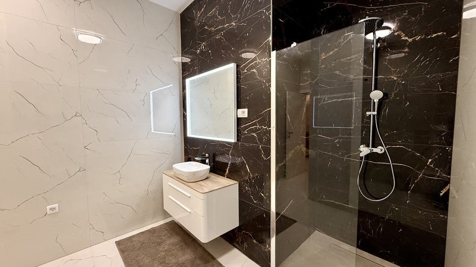 Luxusvilla mit wundersch&ouml;nem Meerblick in der N&auml;he von Rogoznica&excl;