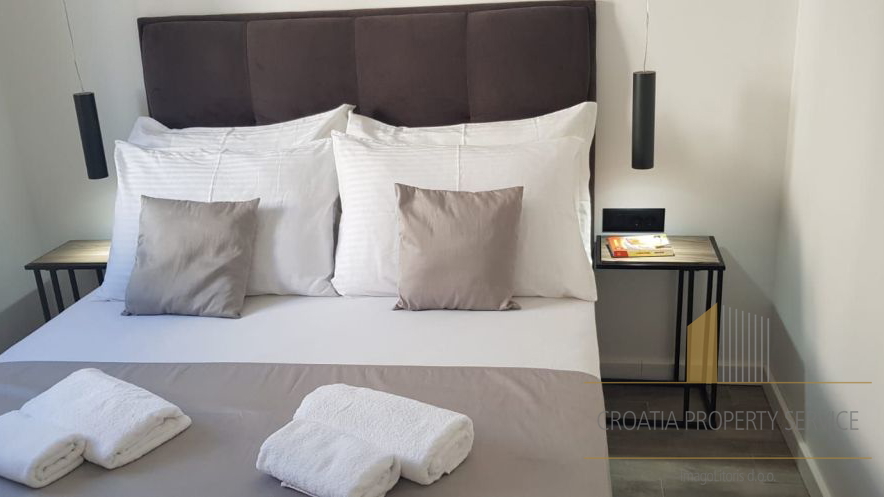 Spacious three-bedroom apartment just 40 meters from the beach – Rogoznica!