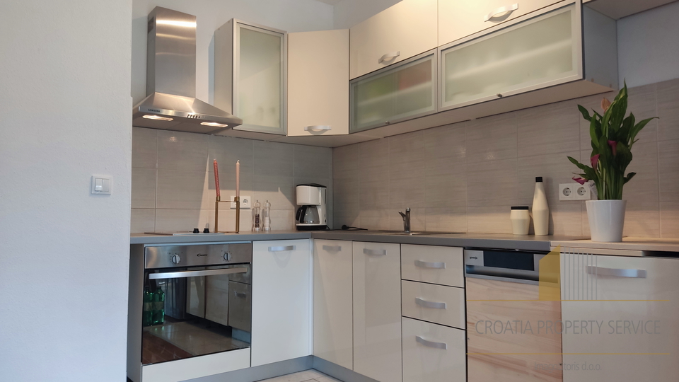 Max. tourist income + private floor for living!