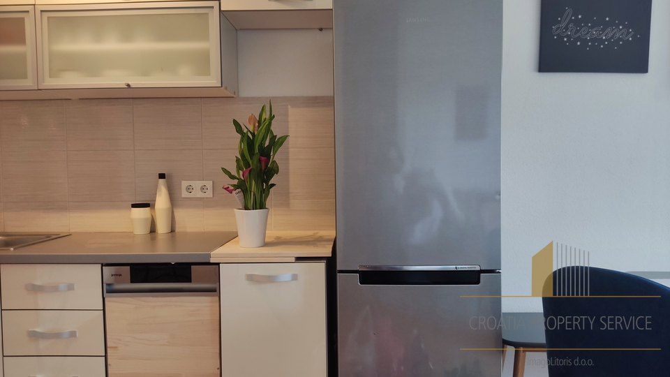 Max. tourist income + private floor for living!