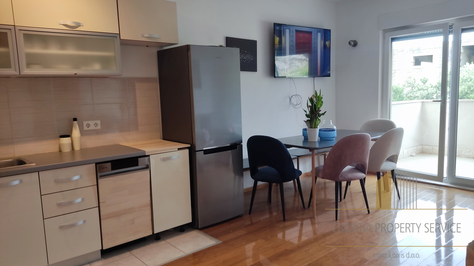 Max. tourist income + private floor for living!
