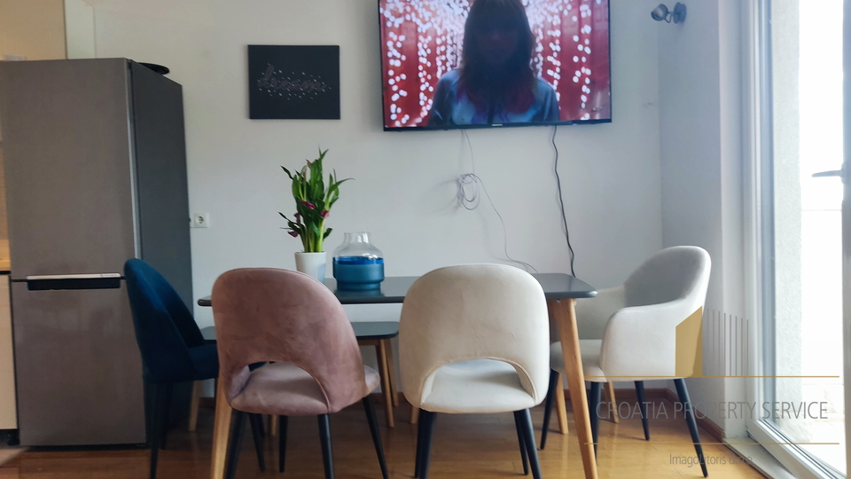 Max. tourist income + private floor for living!