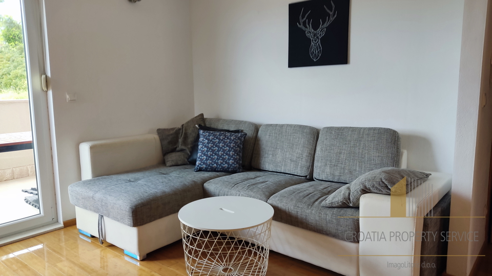 Max. tourist income + private floor for living!