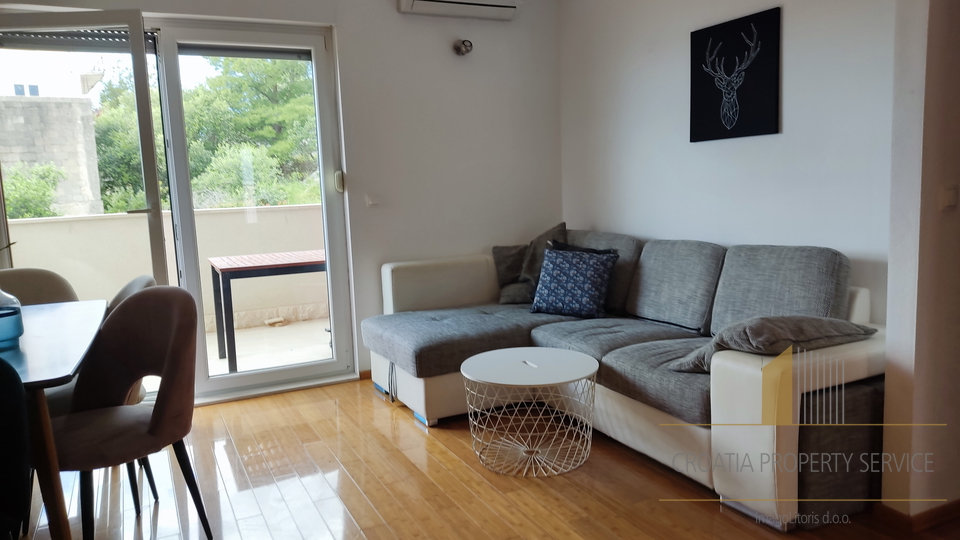 Max. tourist income + private floor for living!