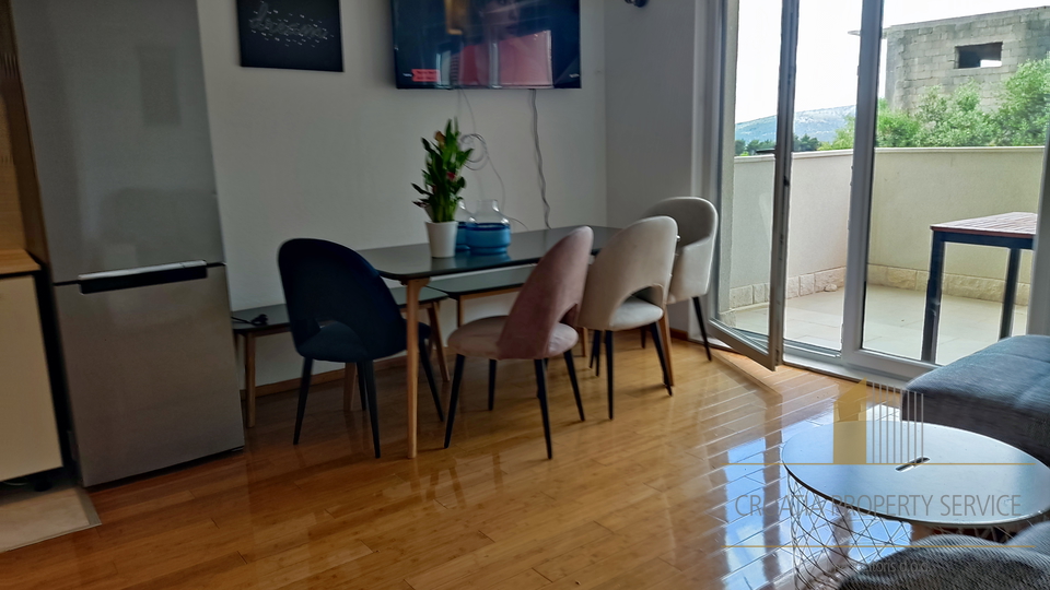 Max. tourist income + private floor for living!